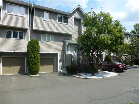 Village Green, Bardonia NY condos and townhouses in Rockland County real estate market